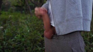 Быстро вздрочнул в лесу огромный член после того как отлил. Много кончи.
